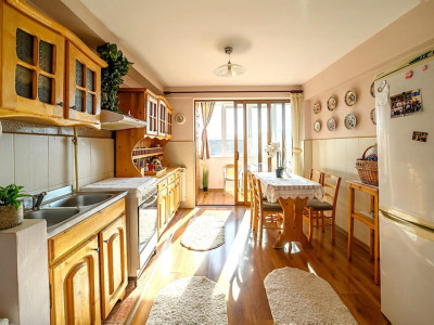 0% comision Apartament 5 camere, living, 2 bai, ideal pentru o familie numeroasa