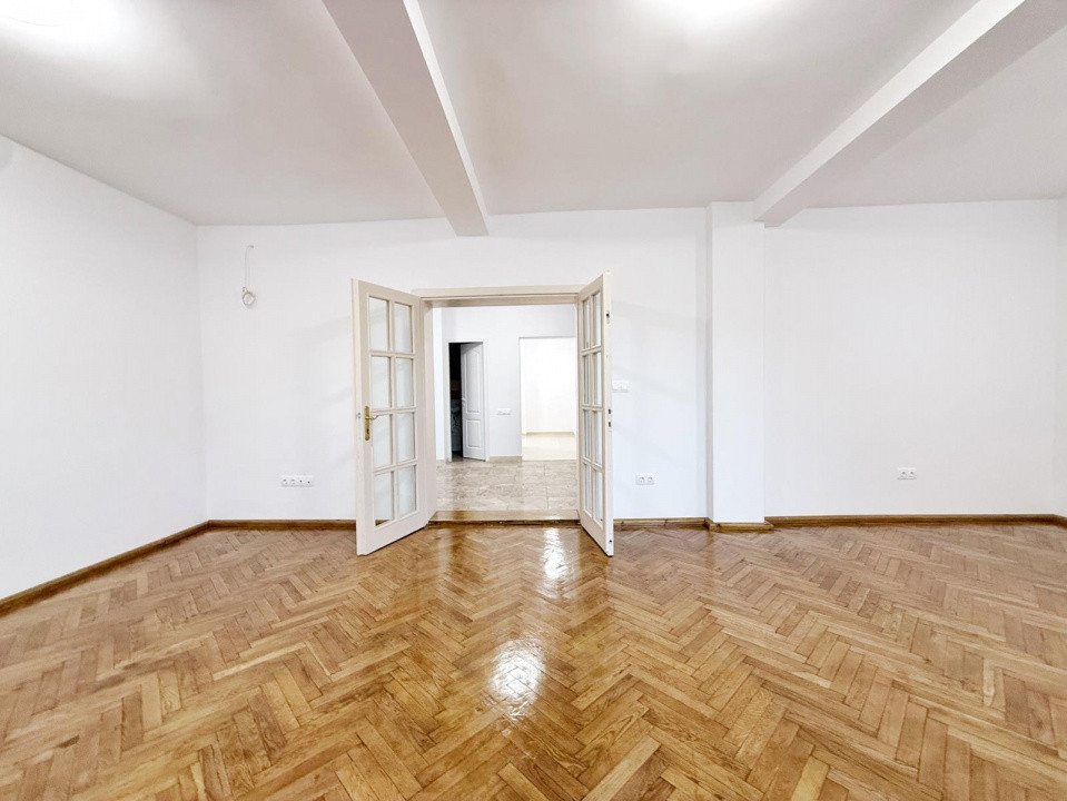 Birou situat Central la strada principala, 2 incaperi, disponibil imediat