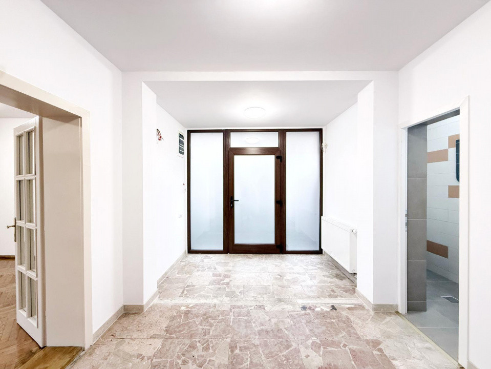 Birou situat Central la strada principala, 2 incaperi, disponibil imediat