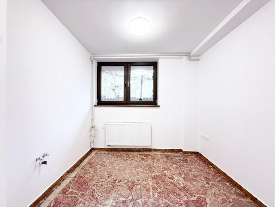 Birou situat Central la strada principala, 2 incaperi, disponibil imediat