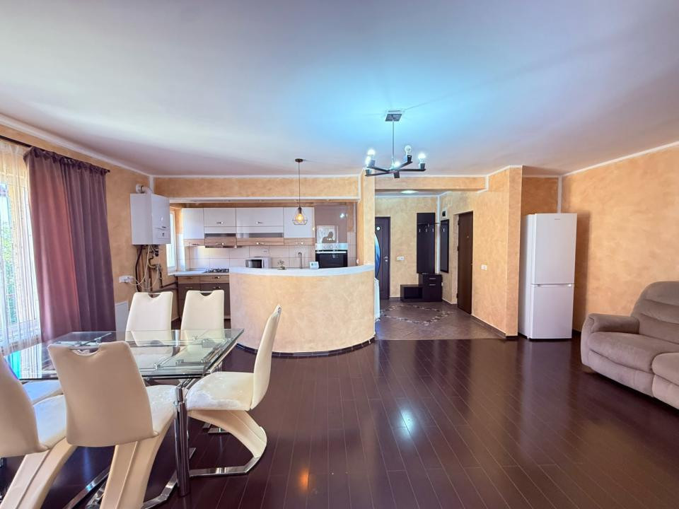 Inchiriere Apartament 4 camere, bloc 2008, parcare, Hotel Royal, Bradet