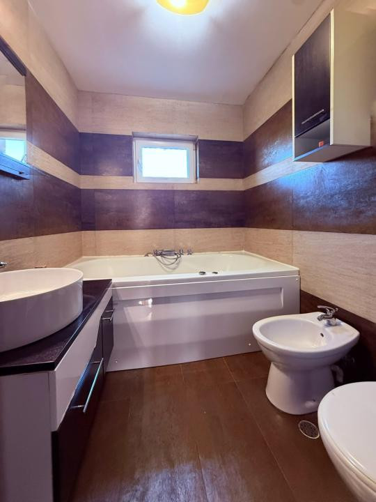 Inchiriere Apartament 4 camere, bloc 2008, parcare, Hotel Royal, Bradet