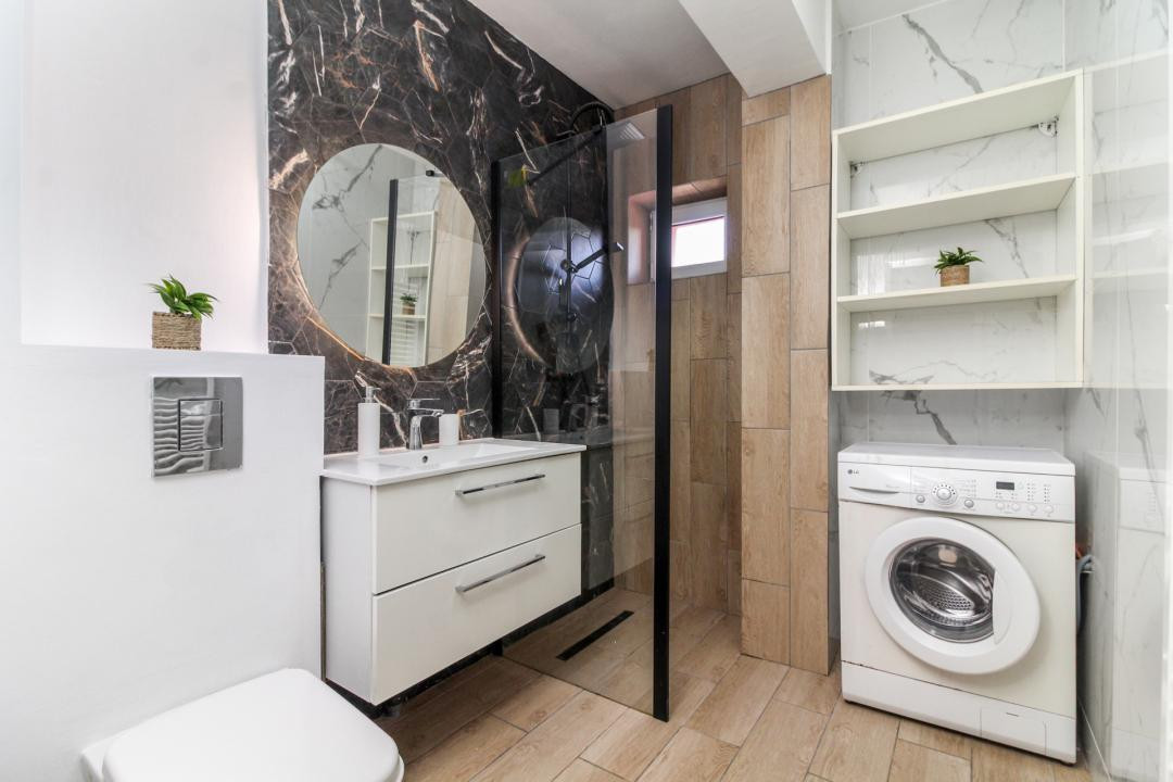 Apartament 3 camere, baie cu geam, zona Petrom Calea Baciului
