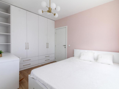 Apartament 3 camere, baie cu geam, zona Petrom Calea Baciului