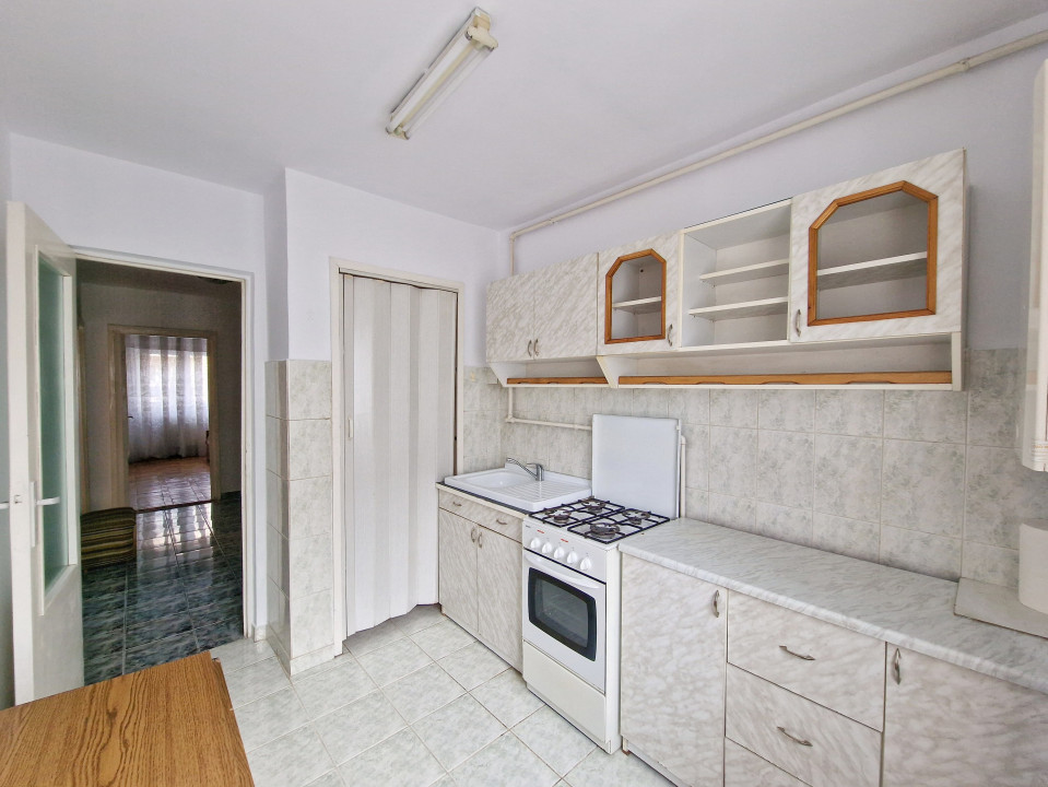 3 camere decomandate, zona Simion Barnutiu, et. 2, disponibil imediat!