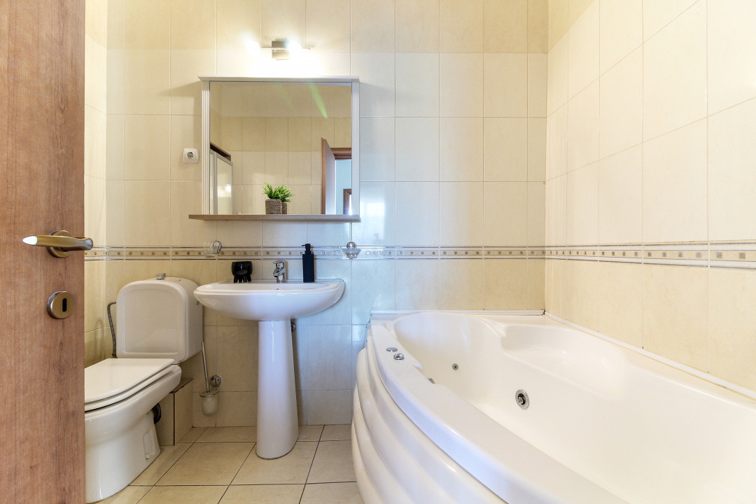 Apartament cu 2 camere, 62 mp, bloc 2006, parcare, Panorama frumoasa!
