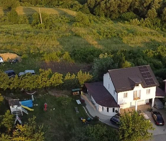 Casa individuala, curte si panouri fotovoltaice, 0% comision