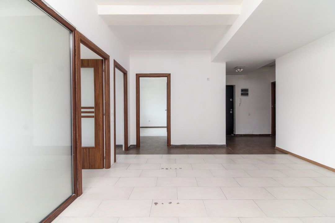 Spatiu comercial / birou /showroom /cabinet, imobil 2013, 108 mp + terase