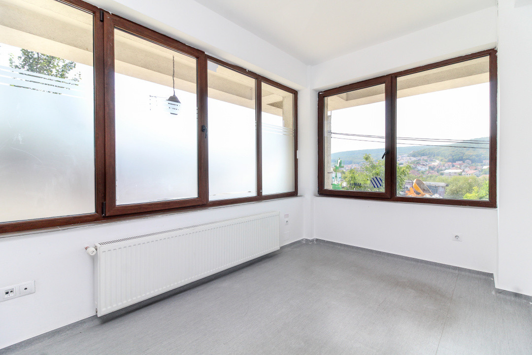 Spatiu comercial / birou /showroom /cabinet, imobil 2013, 108 mp + terase