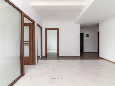Spatiu comercial / birou /showroom /cabinet, imobil 2013, 108 mp + terase