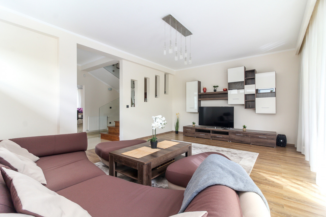 Casa LA CHEIE cu 5 camere si 4 bai, 222 mp, dormitorare mari, Buna Ziua