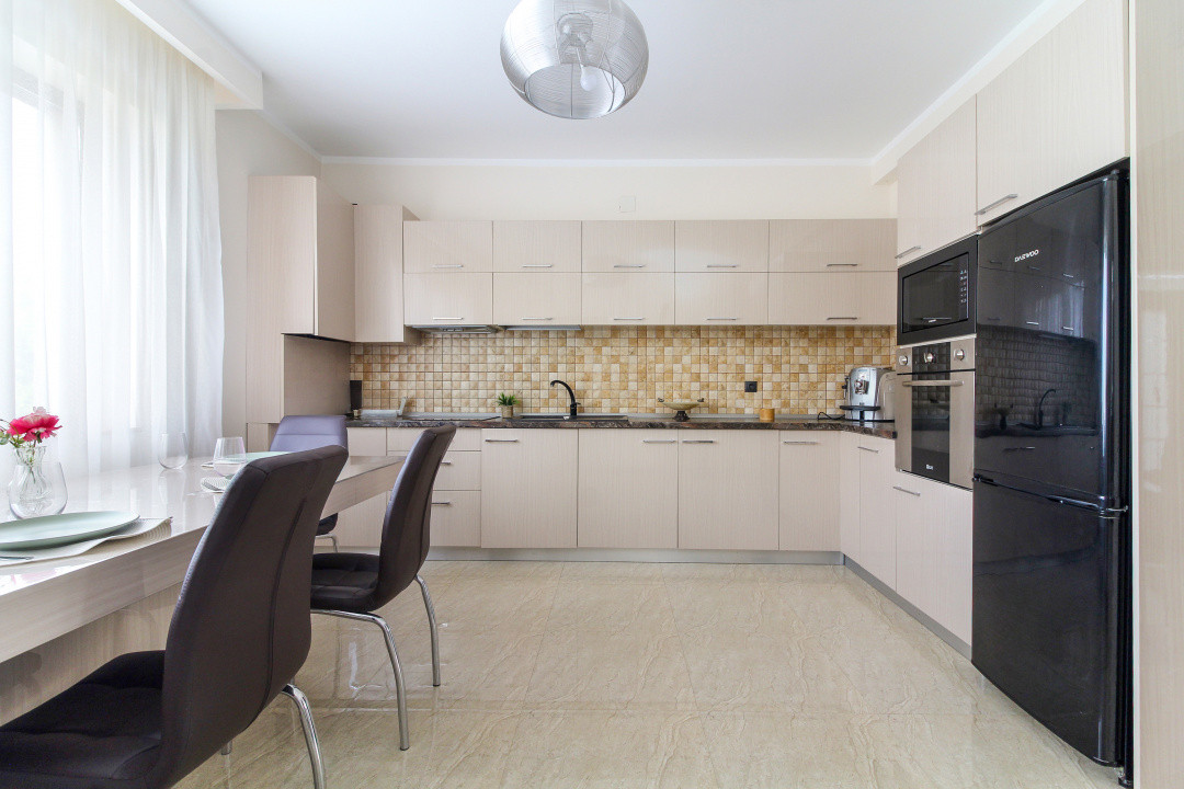 Casa LA CHEIE cu 5 camere si 4 bai, 222 mp, dormitorare mari, Buna Ziua