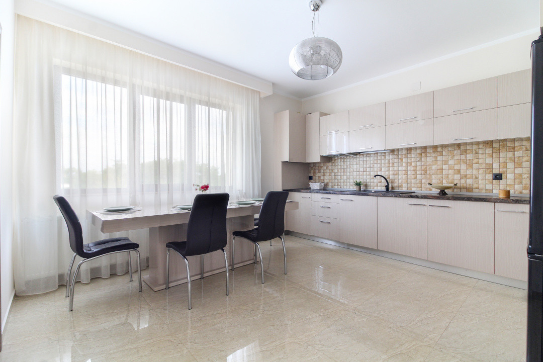 Casa LA CHEIE cu 5 camere si 4 bai, 222 mp, dormitorare mari, Buna Ziua