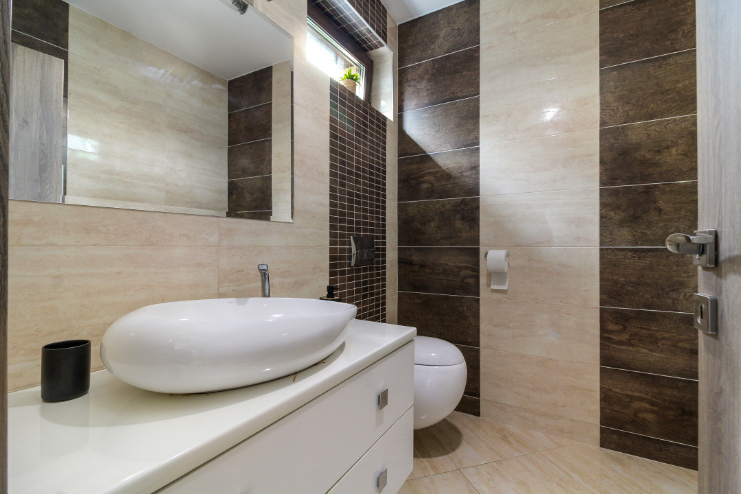 Casa LA CHEIE cu 5 camere si 4 bai, 222 mp, dormitorare mari, Buna Ziua