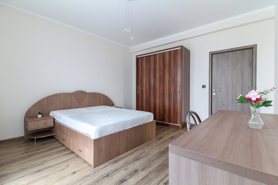 Casa LA CHEIE cu 5 camere si 4 bai, 222 mp, dormitorare mari, Buna Ziua