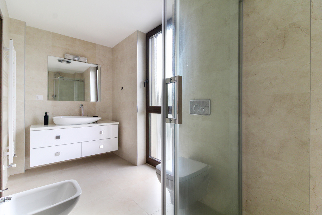 Casa LA CHEIE cu 5 camere si 4 bai, 222 mp, dormitorare mari, Buna Ziua
