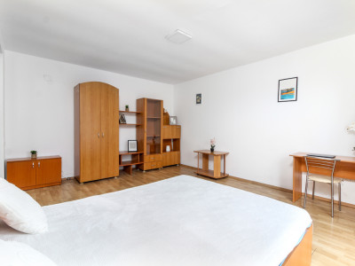 Apartament Zorilor UMF cu o camera, bloc dupa 2000, etaj 2